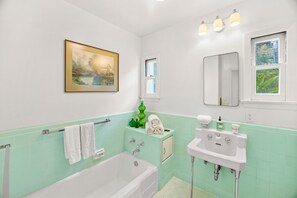 Hair dryer, towels - CASAMAR: Art-deco Avalon House Overlooking the Pacific Ocean (Avalon)