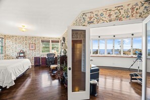 4 bedrooms, iron/ironing board, travel cot, WiFi - CASAMAR: Art-deco Avalon House Overlooking the Pacific Ocean (Avalon)