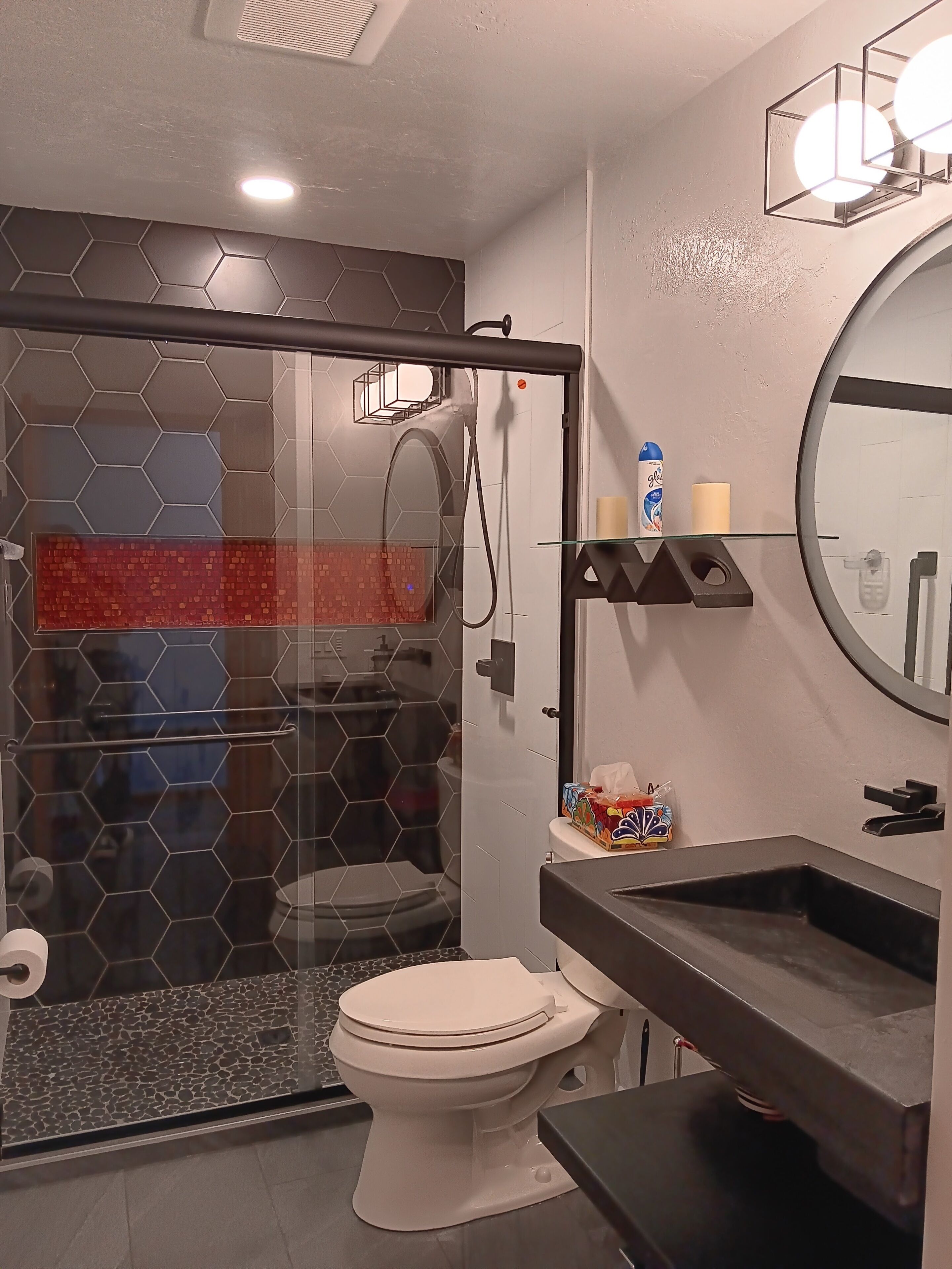 Douche, séchoir à cheveux, serviettes fournies, papier de toilette