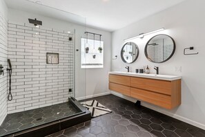 Bañera con ducha, secador de pelo, toallas, jabón