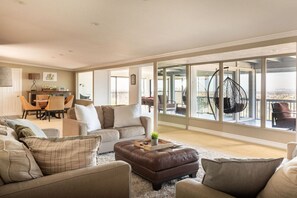 TV, fireplace - San Diego Dream Home, Amazing View, Pool and more! (La Mesa)