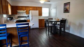Fridge, microwave, stovetop, dishwasher
