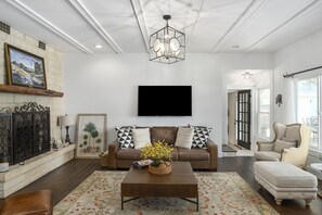 TV a schermo piatto, caminetto, tavolo da ping pong, biblioteca musicale