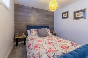 1 habitación, tabla de planchar con plancha, wifi gratis y ropa de cama