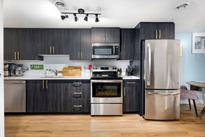 Refrigerador, microondas, horno y parrilla de estufa