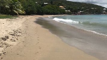 在海灘附近、躺椅、沙灘巾