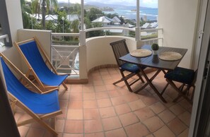 Outdoor dining - Studio with sea view in Tartane (La Trinité)