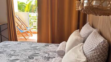 1 間睡房、書桌、熨斗/熨衫板、可攜式嬰兒床