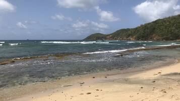 在海灘附近、躺椅、沙灘巾