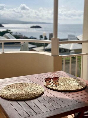 Outdoor dining - Studio with sea view in Tartane (La Trinité)