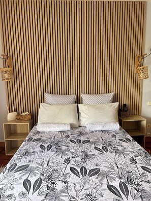1 bedroom, desk, iron/ironing board, travel cot - Studio with sea view in Tartane (La Trinité)