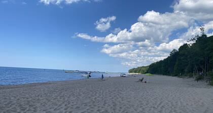 Carrie's Cottage - Charming Duplex Style 3 Bedroom Cottage with Beach Access!