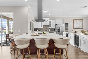 冷蔵庫、電子レンジ、オーブン、コンロ