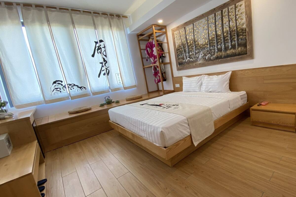 Deluxe kamer, 1 twee- of 2 eenpersoonsbedden | Een minibar, een kluis op de kamer, een bureau, verduisterende gordijnen