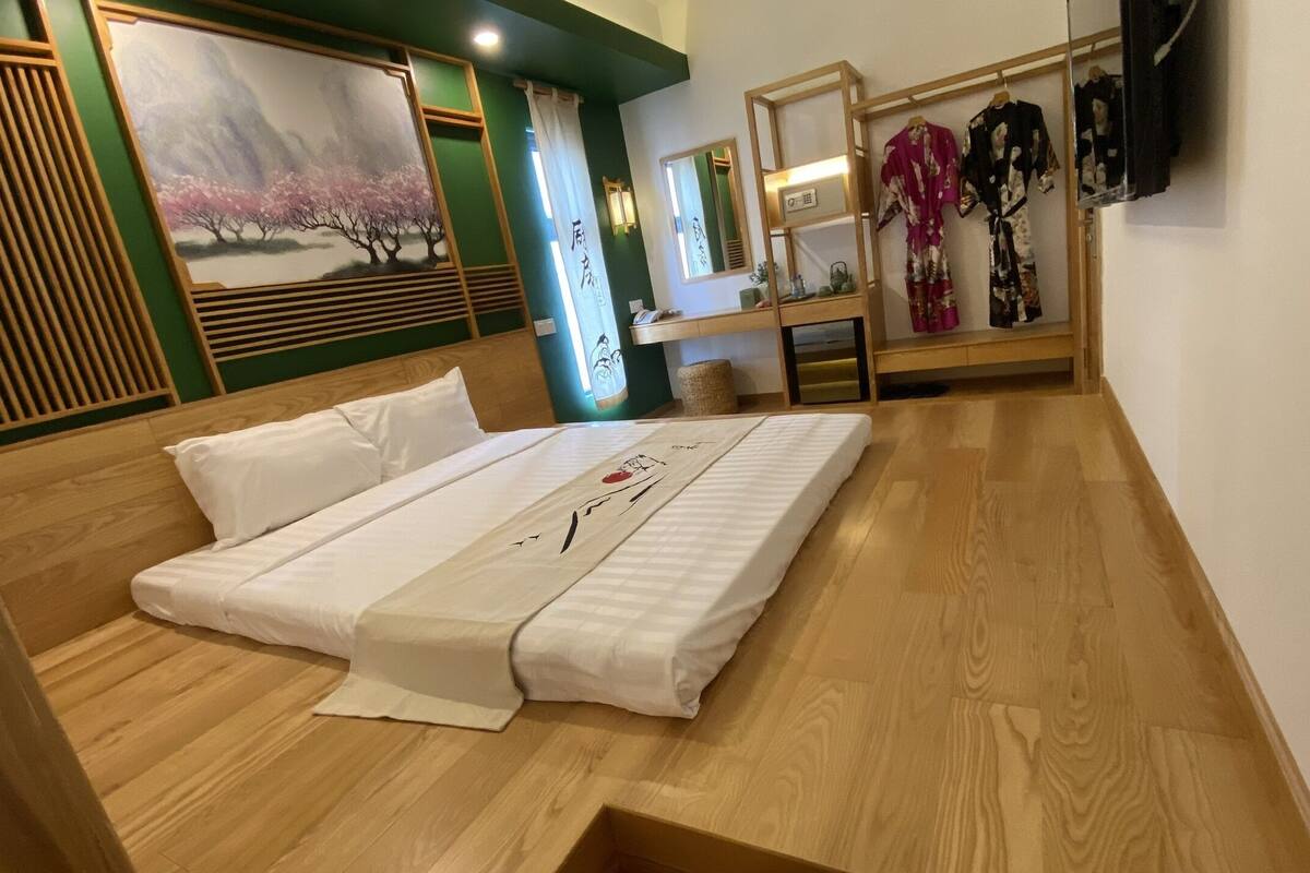 Deluxe kamer, 1 twee- of 2 eenpersoonsbedden | Een minibar, een kluis op de kamer, een bureau, verduisterende gordijnen