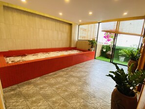 Hồ bơi trong nhà
