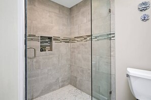 Duschwanne, Haartrockner, Handtücher, Shampoo