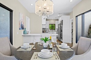 Dining - Beautiful and Remodeled 3 Bed/3 Bath Home in a Private Community, South Palm Desert! (Palm Desert)