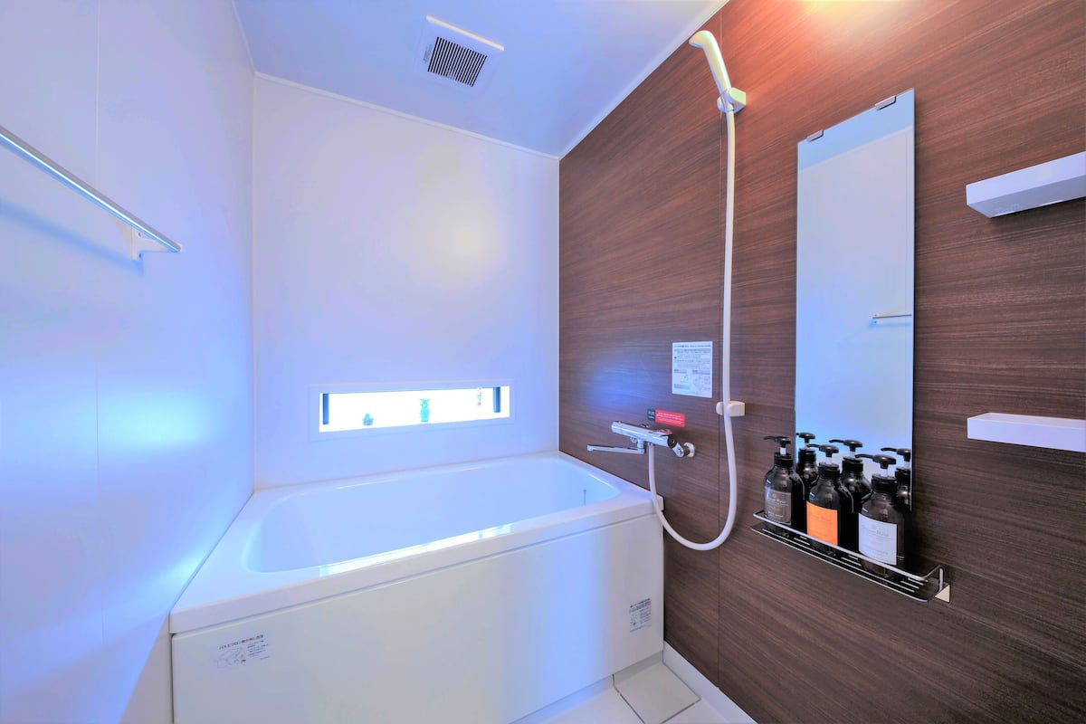 deluxe twin room, non smoking (check-in is not available after 11pm) | bathroom | combined shower/bathtub, free toiletries, hair dryer, slippers