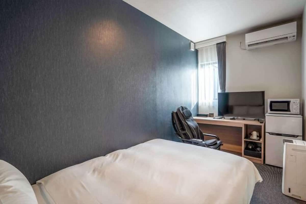 WiFi (free), bed sheets