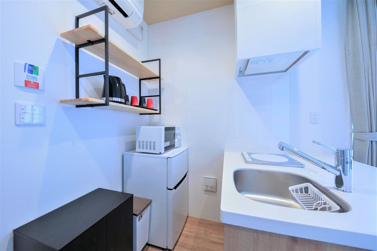 deluxe twin room, non smoking (check-in is not available after 11pm) | private kitchen | fridge, microwave, electric kettle, freezer