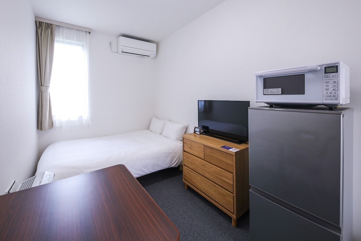 WiFi (free), bed sheets