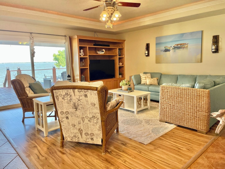 Private Waterfront Home On Lake Corpus Christi - Casa Blanca, TX