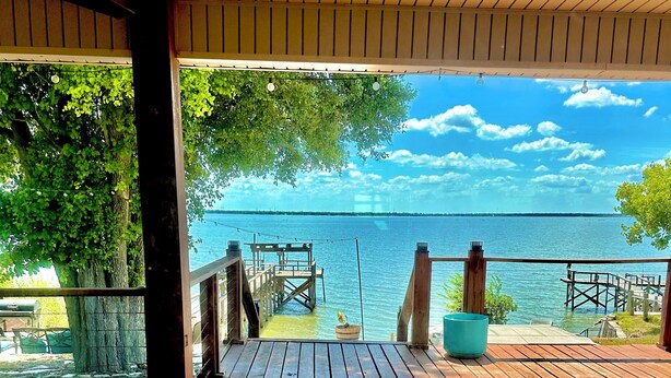 Un muelle de madera con vistas a un lago.