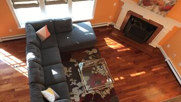 Una Smart TV, una chimenea