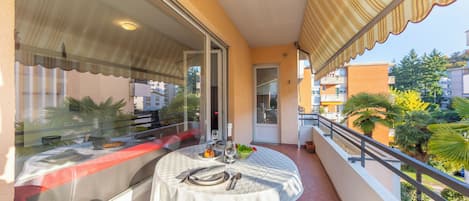 Family Apartment, Multiple Bedrooms (City Apartment) | Outdoor dining