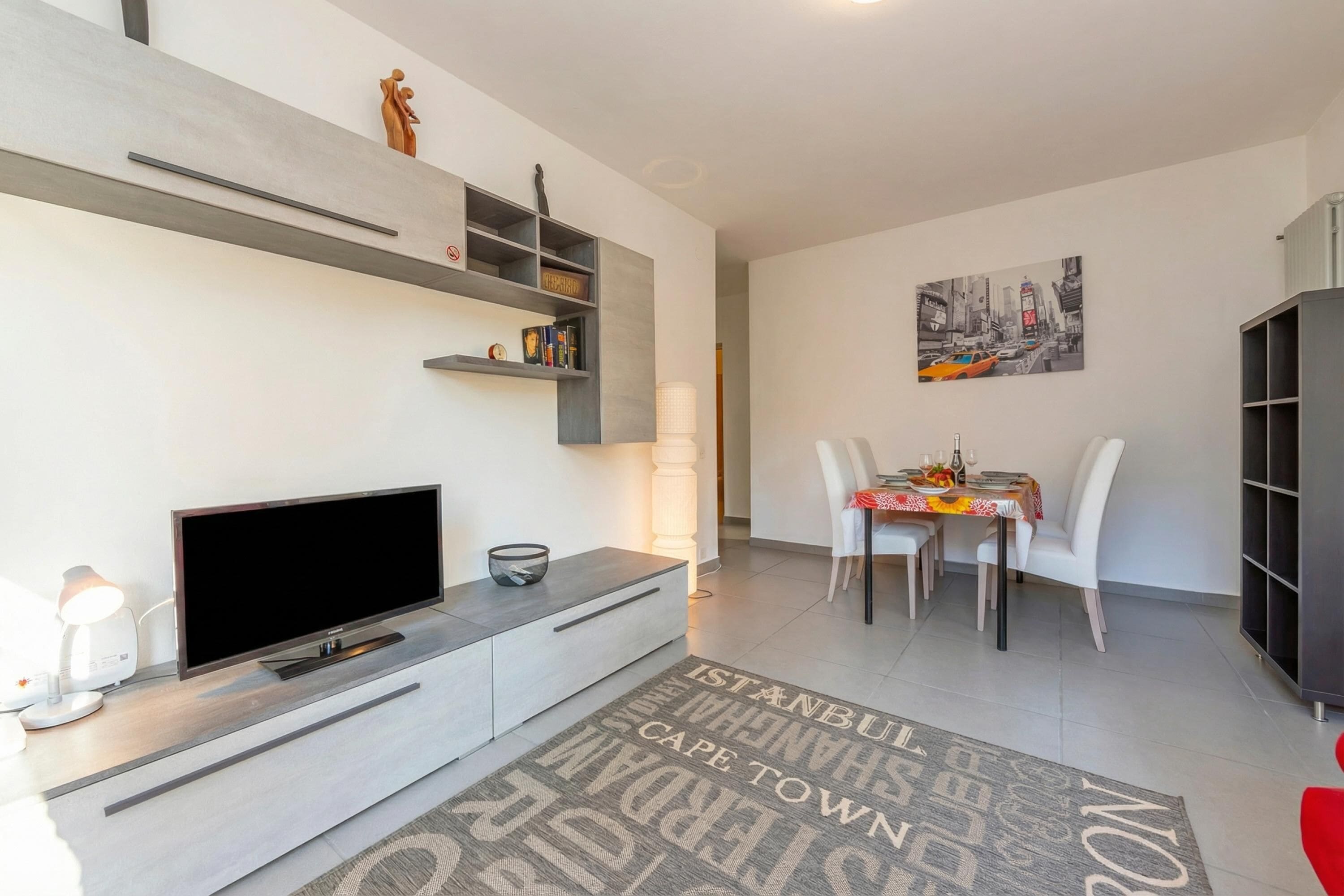 Family Apartment, 2 Bedrooms, Balcony (City Apartment with Balcony and) | Dining