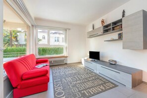 家庭公寓, 多間臥室 (City Apartment) | 客廳 | 21 吋平面電視連有線電視頻道
