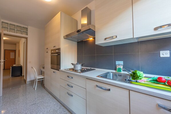 Apartamento familiar, 2 habitaciones (City Apartment) | Cocina privada | Frigorífico, microondas, horno y placa de cocina