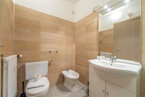 Family Apartment, Multiple Bedrooms (City Apartment) | Bathroom | Shower, hair dryer, bidet, towels - City Apartment (Lugano)