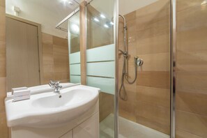 Family Apartment, Multiple Bedrooms (City Apartment) | Bathroom