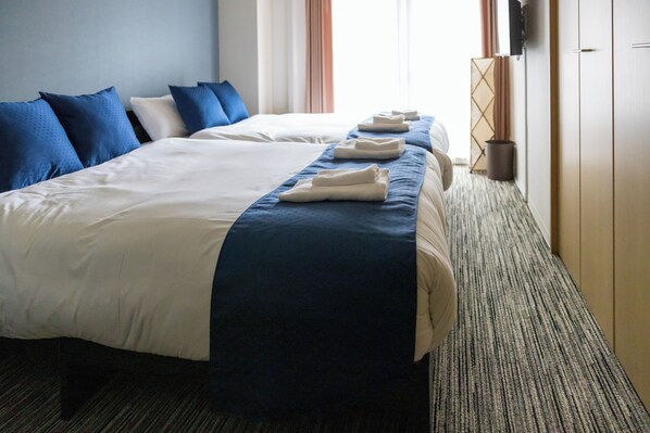 1 habitación, escritorio y espacio para trabajar con laptop