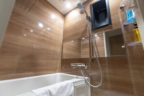 Bañera y ducha independientes, artículos de tocador gratuitos