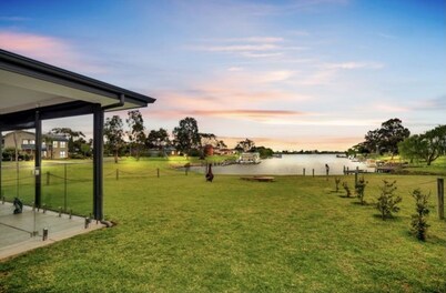 Casa Del Lago, Waterfront spacious living.