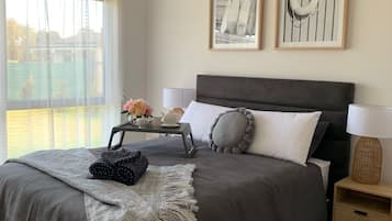 4 makuuhuonetta, silitysrauta/-lauta, vuodevaatteet