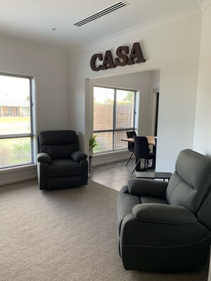 Fernseher, DVD-Player, Bücher, Videothek