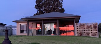 Casa Del Lago, Waterfront spacious living.