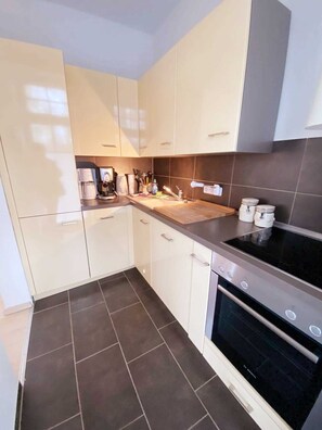 Fridge, oven, dishwasher, coffee/tea maker