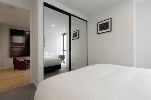 Modern & Eclectic 2 Bed/2 Bathroom - No Carpark