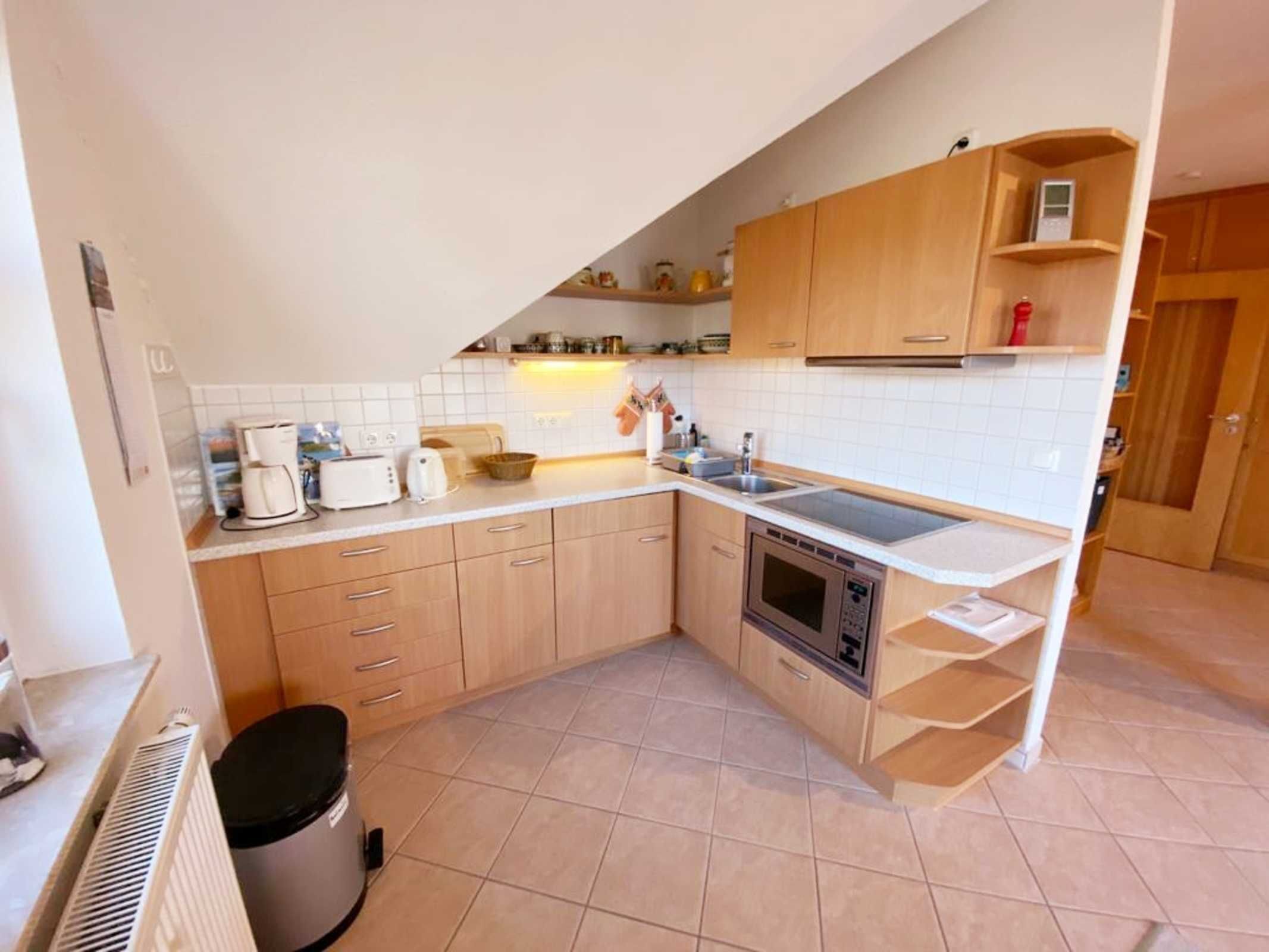 Kühlschrank, Mikrowelle, Ofen, Wasserkocher mit Kaffee-/Teezubehör