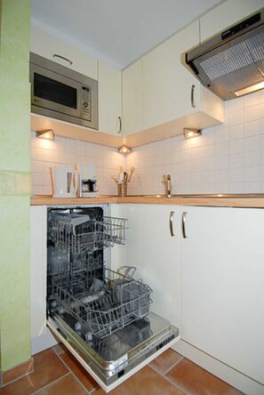 Kühlschrank, Mikrowelle, Geschirrspüler, Hochstuhl