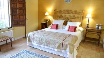 6 dormitorios, escritorio, tabla de planchar con plancha y cuna de viaje