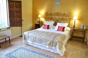 6 Schlafzimmer, Schreibtisch, Bügeleisen/Bügelbrett, Reisekinderbett