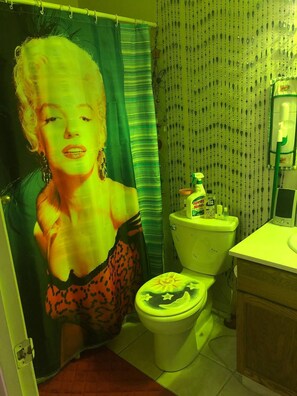 Bathroom - Marilyn Monroe Bungalo/w Shuttle Van pick up  (Regina)