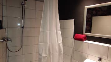 Een douche, een haardroger, handdoeken, zeep