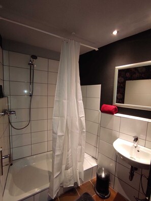 Douche, séchoir à cheveux, serviettes fournies, savon